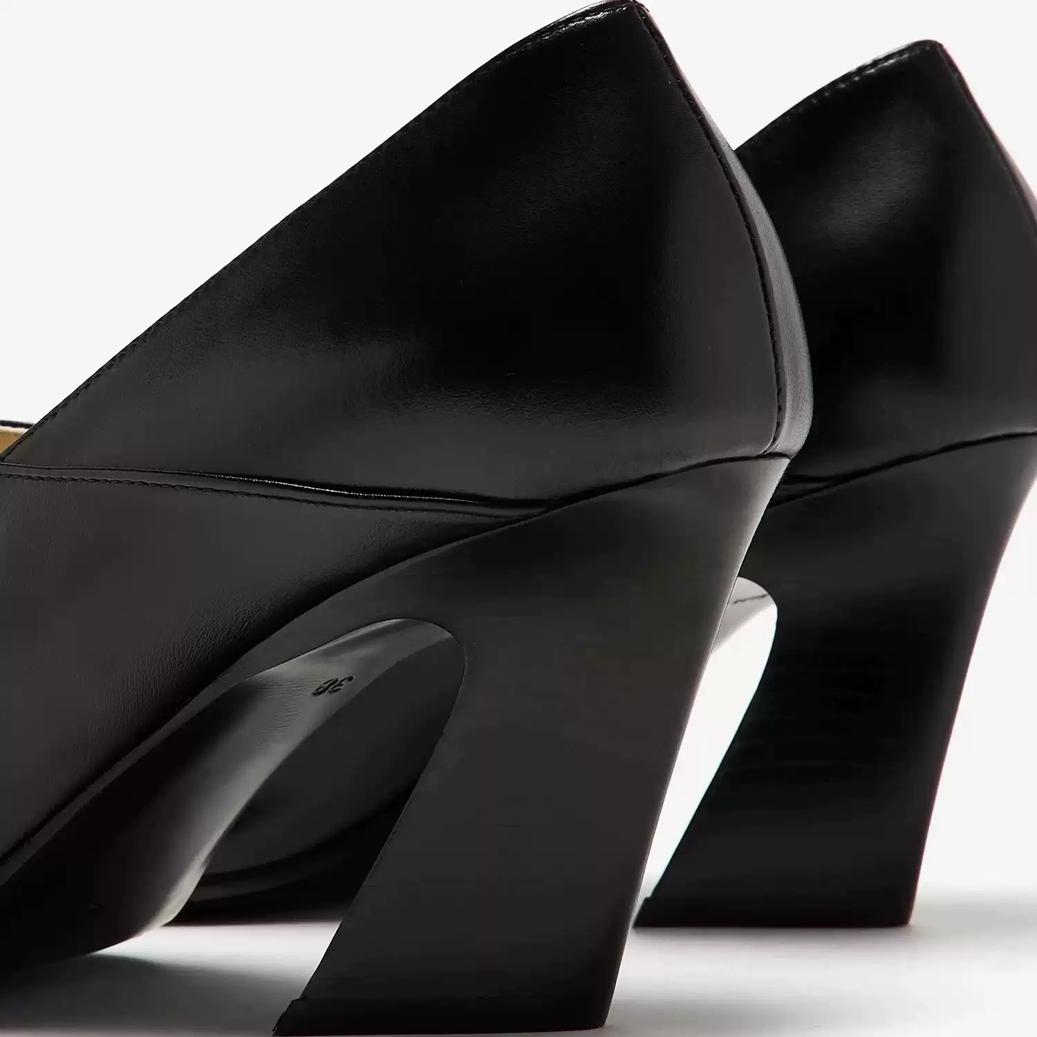 حذاء نسائي أسود من الجلد بكعب  - مراجعة Formal Wear Women'S Loafers وسعره